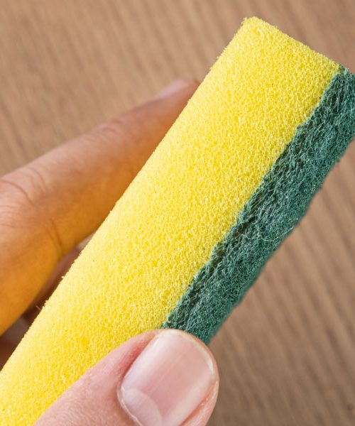 Zanimiv razlog, zakaj ljudje v pralni stroj dodajo rumeno kuhinjsko gobico