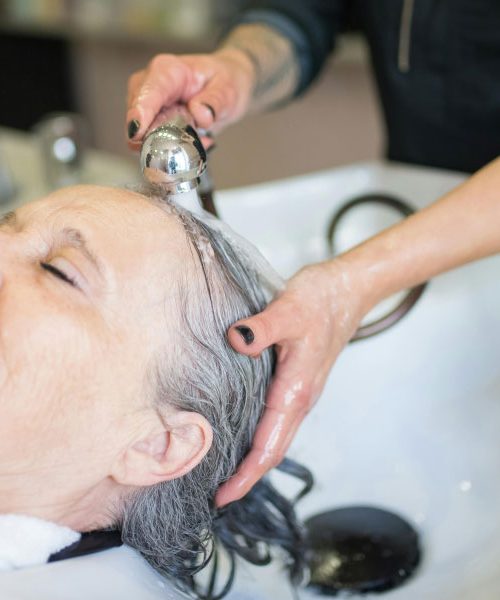 Skrivnost močnih in gostih las: domači losjon iz kopriv in kisa