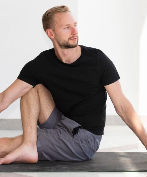 Preveč gledate v telefon? Pet nežnih joga položajev proti bolečini v vratu