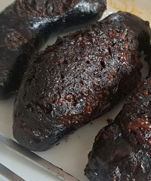 Skrivnost popolnih krvavic: kako jih speči v pečici, da kožica nikoli ne poči