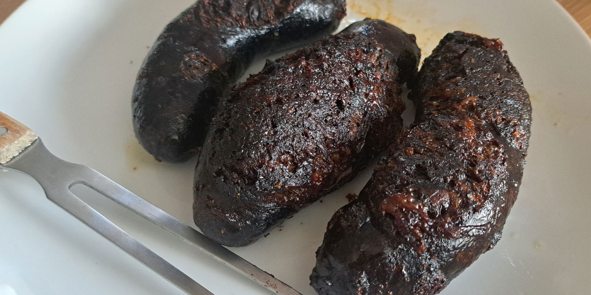 Skrivnost popolnih krvavic: kako jih speči v pečici, da kožica nikoli ne poči