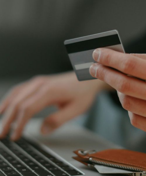 Najpogostejše napake, ki jih Slovenci počnemo na spletu – in zakaj nas lahko stanejo preveč