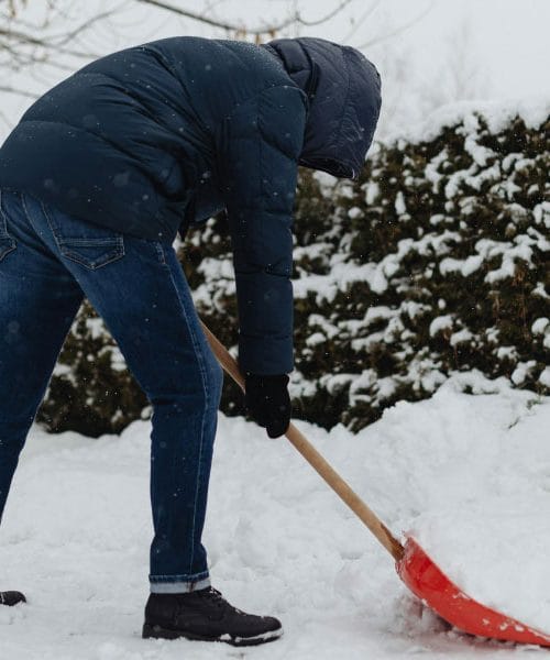Najpogostejše poškodbe pri odmetavanju snega: vsako leto jih je vse več