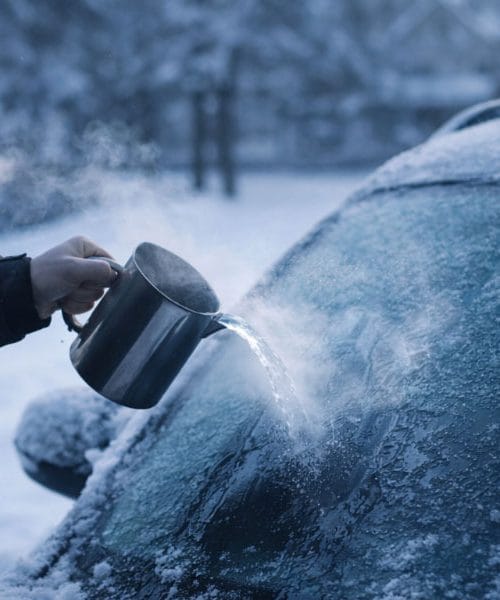 Največja napaka, ki jo lahko naredite pri čiščenju vetrobranskega stekla