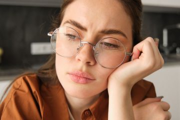 Ali se vam pod očmi delajo podočnjaki? Trik s hladno žlico in tekočino dela čudeže