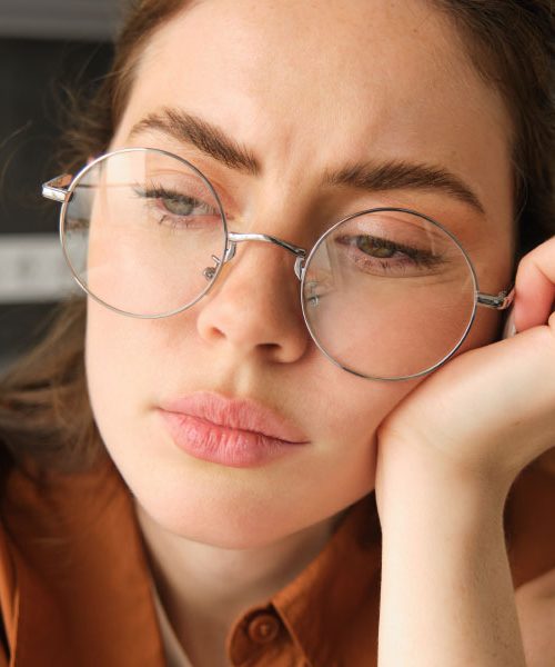 Ali se vam pod očmi delajo podočnjaki? Trik s hladno žlico in tekočino dela čudeže