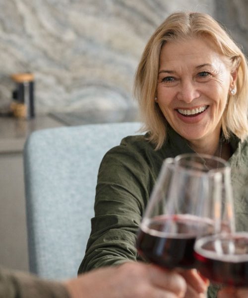 Pravilo 15 minut pri vinu: trik, ki doma izboljša okus vsake steklenice