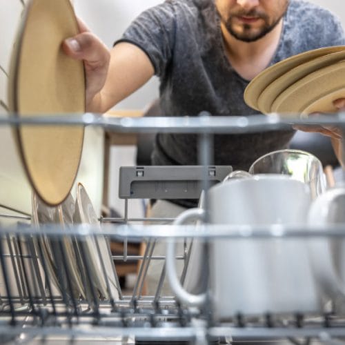 Pomivalni stroj slabo pomiva? Preverite, kako ga očistite brez drgnjenja