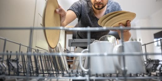 Napaka pri pomivalnem stroju, zaradi katere je posoda lahko slabše oprana