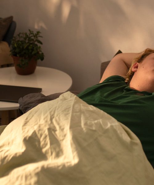 Popoldanski spanec: kdaj je zdrav, koliko ga potrebujemo in kdaj postane težava