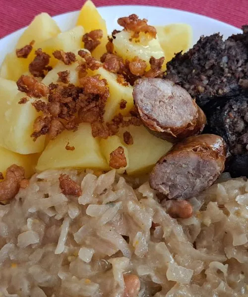 Prava kmečka pojedina, ki je nekoč nahranila vso družino in danes znova navdušuje