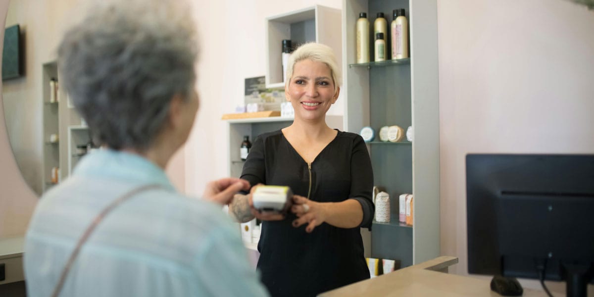 Starejša gospa pri frizerju