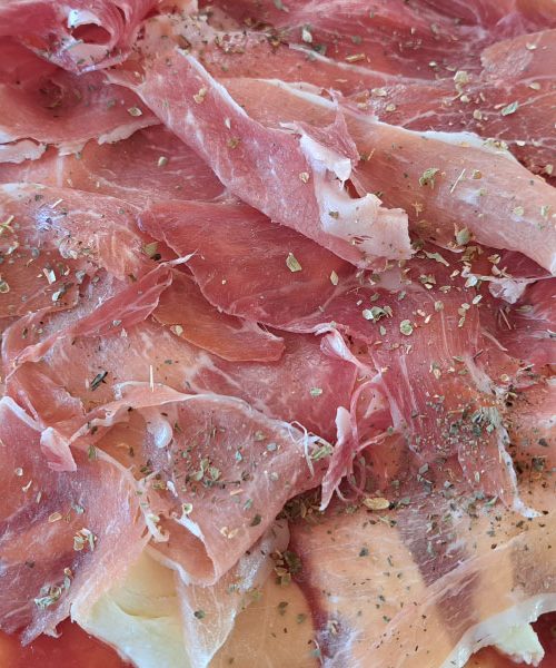 Gre pršut na pico prej ali potem? Odgovor, ki razdeli ljubitelje pice