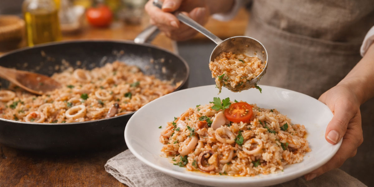 Ideja za kosilo, ki vedno uspe: rižota z lignji v manj kot pol ure