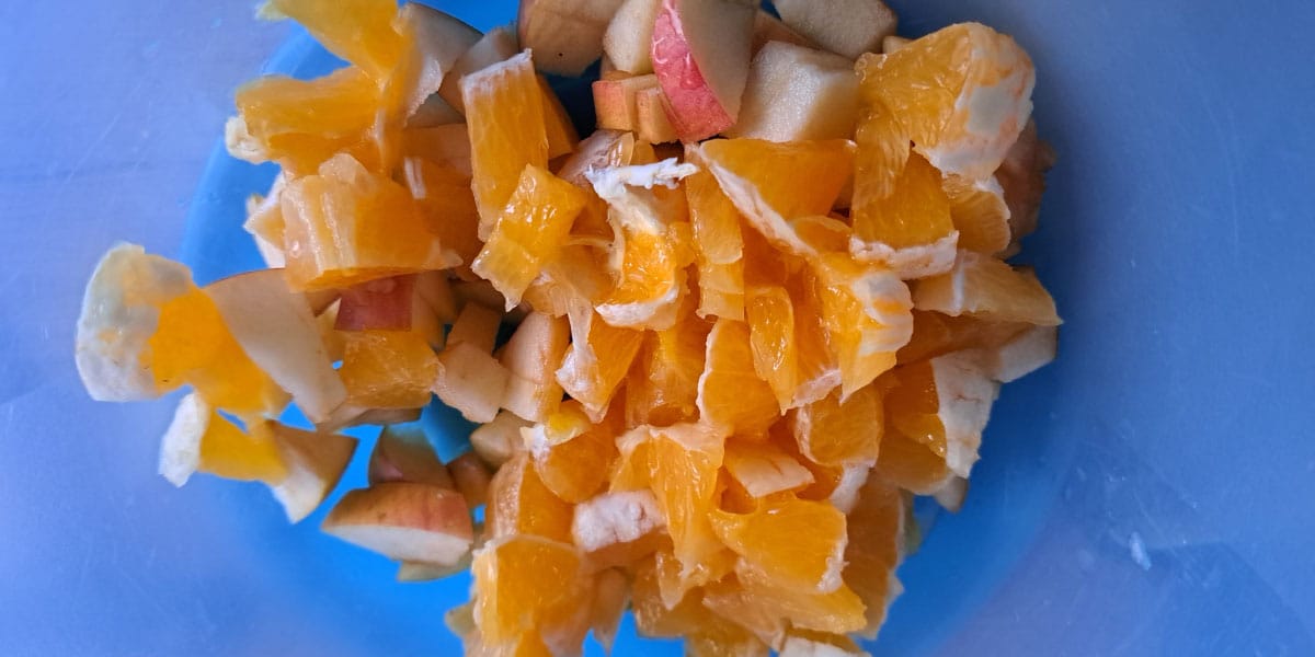 Sadje v sadni solati