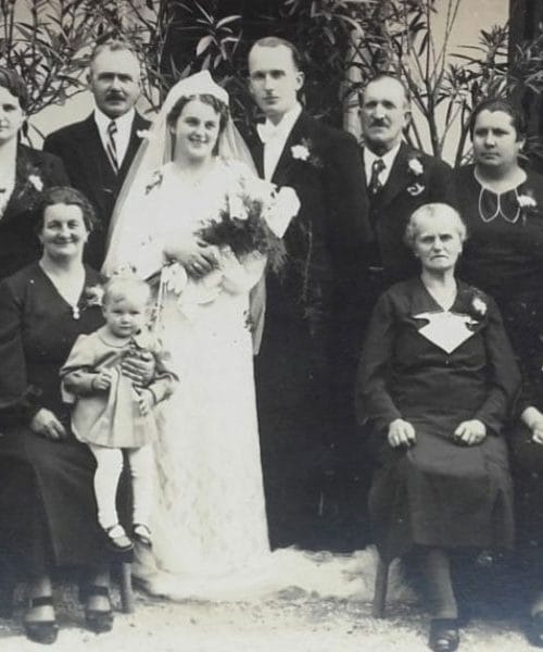 Kaj so včasih podarili za poroko? Danes bi se ob teh darilih marsikdo nasmejal