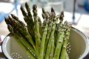 Čemaž, regrat in šparglji – zakaj jih pred aprilom v trgovini ni pametno kupovati