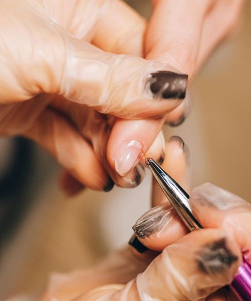 Te spremembe na nohtih ne smete prezreti – lahko opozarjajo na bolezen