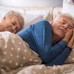 Starejši par v spanju