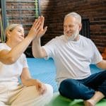 Starejši par v telovadnici