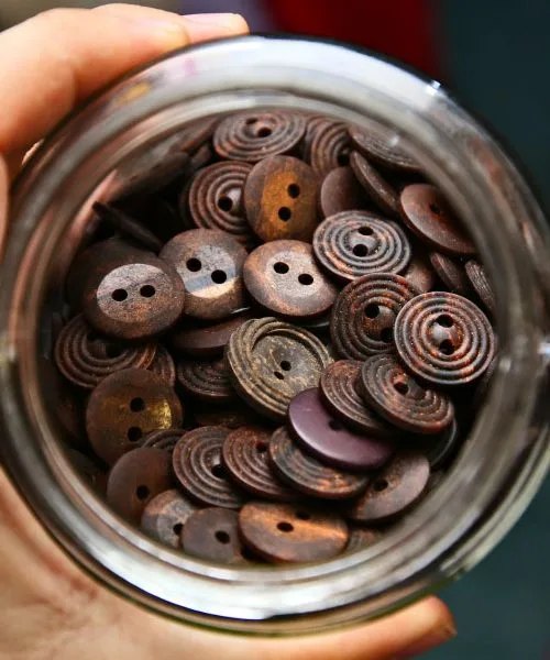 Ali imate doma stare gumbe in ostanke volne? Nikar jih ne mečite stran