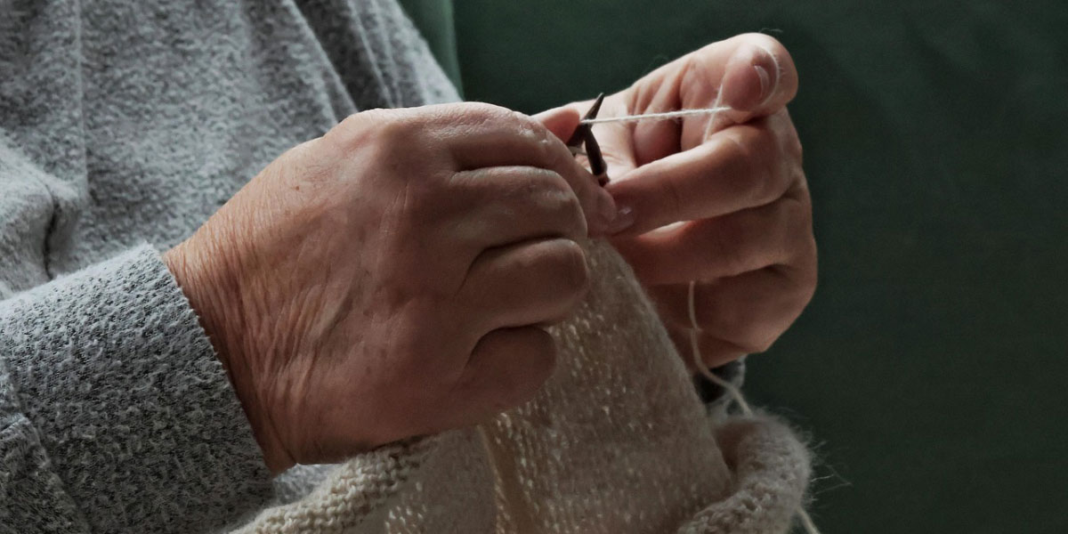 Možgani hrepenijo po starih navadah: zakaj nam “babičini hobiji” dejansko pomagajo