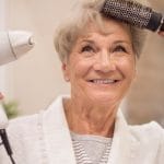 Sušenje las, starejša gospa