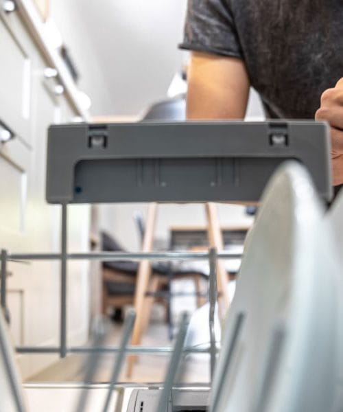 Trik s pomivalnim strojem, ki lahko osveži vonj celotne kuhinje