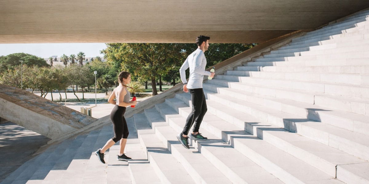 Punca in fant na stopnicah