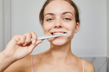 Vodica za usta pred ali po ščetkanju? Odgovor, ki ga večina spregleda