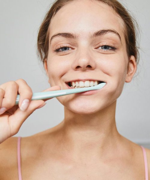 Vodica za usta pred ali po ščetkanju? Odgovor, ki ga večina spregleda