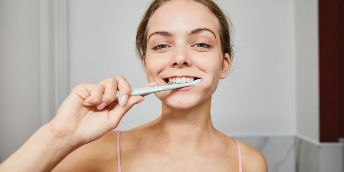 Vodica za usta pred ali po ščetkanju? Odgovor, ki ga večina spregleda