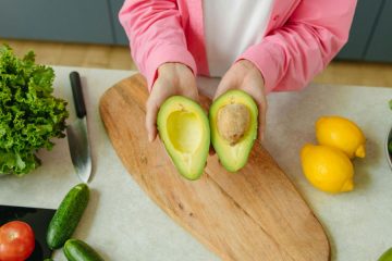 Ta trik z avokadom pozna premalo ljudi: pecelj razkrije veliko, pa tudi poreklo