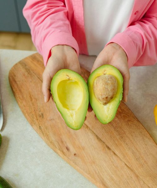 Ta trik z avokadom pozna premalo ljudi: pecelj razkrije veliko, pa tudi poreklo