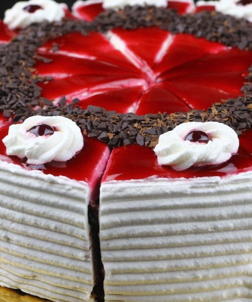 Češnjeva torta, ki vam bo vedno uspela: skrivnosti plasti, kreme in preliva