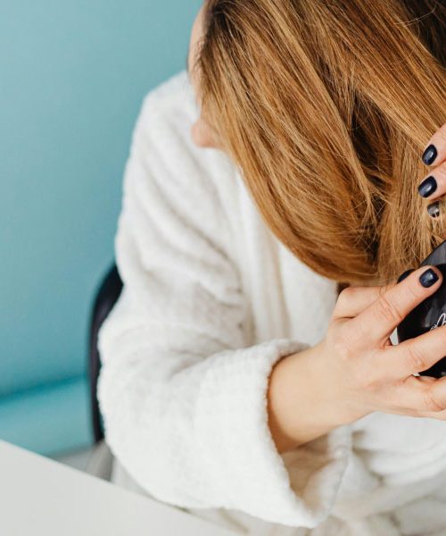 Kako očistiti krtačo za lase in se končno znebiti umazanije