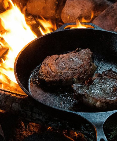 Kako temeljito očistiti litoželezno ponev in odstraniti rjo