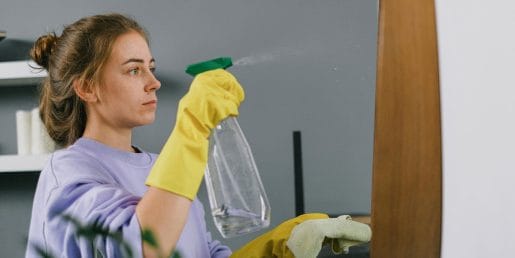 Ena sestavina, čista kopalnica: preprost trik, ki ga uporabljajo profesionalci