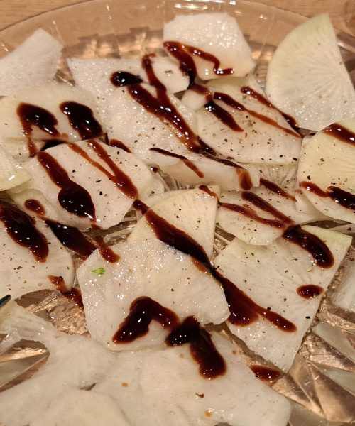 Črna redkev na solati: preprost recept, ki prebudi okus in podpira prebavo