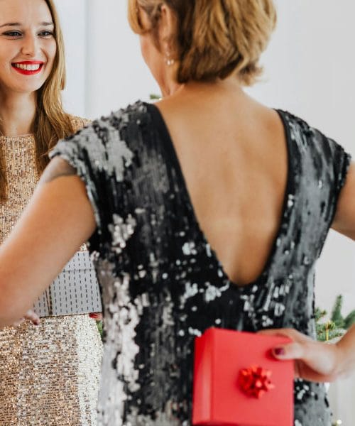 8. marec 2026: 7 idej za darilo, ki niso rože in čokolada