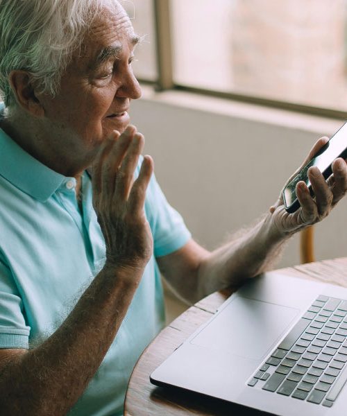 Kako generaciji 60+ podariti samozavest za uporabo digitalnih naprav