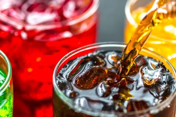 Če bi Coca-Colo pripravljali doma: iz česa bi bil v resnici narejen ta legendarni napitek?