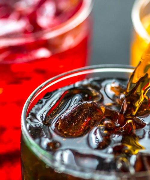 Če bi Coca-Colo pripravljali doma: iz česa bi bil v resnici narejen ta legendarni napitek?