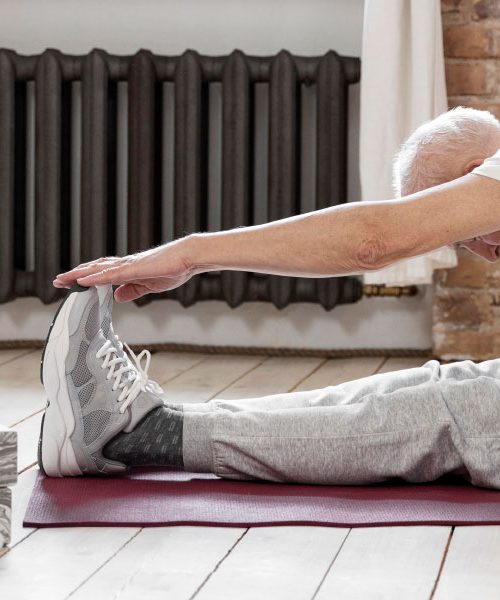 Pet razteznih vaj za boljšo gibljivost in manj bolečin po 65. letu