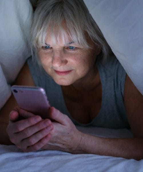 Napaka, ki jo mnogi naredijo tik pred spanjem – zjutraj pa so še bolj utrujeni