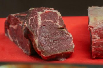 Kako pravilno zamrzniti in odtajati meso, da ohrani sok in aromo