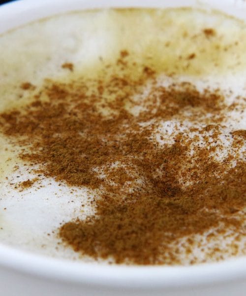 Kava s smetano in cimetom: star trik, ki kavi doda toplino in presenetljivo korist