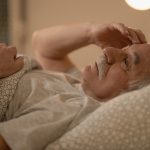 Starejši gospod v postelji