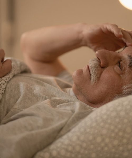 Imate krče v nogah sredi noči? Pod rjuho naj bi pomagalo nekaj povsem običajnega