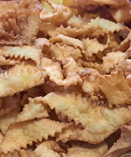 Krhki flancati, kot jih delajo najboljši kuharji: recept z okusom pustne tradicije